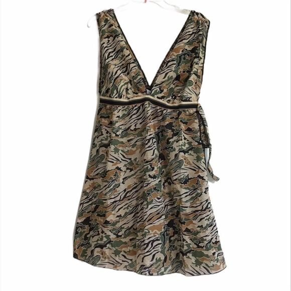 LaPerla Miss Studio Camouflage
V-Neck Night Gown New With Tag
Size 12 - Picture 3 of 10